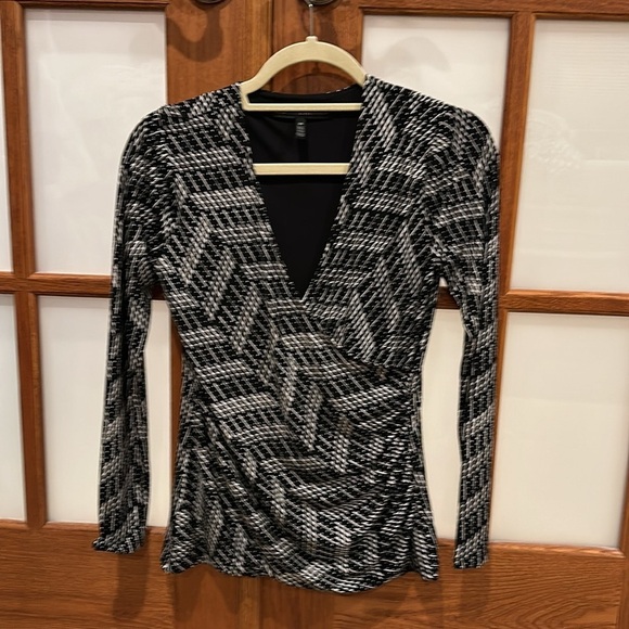 WHBM fitted surplice geometric print blouse in excellent condition!​​​ - Picture 2 of 5